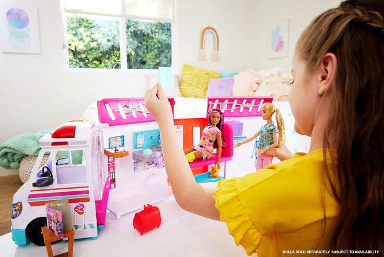 آمبولانس و کلینیک باربی barbie ambulance همراه با وسایل پزشکی مدل HKT79
